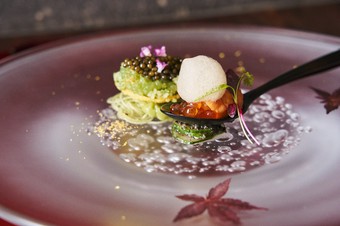 枠にとらわれない名刺代わり『台湾バジルソースの一口グリーンサラダとイクラの紹興酒漬けのワンスプーン』