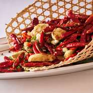 唐辛子のスパイシーな香り、山椒の青々しい爽やかな香り、茄子の香ばしさが渾然一体に。揚物に適した長茄子は、表面はサクッ、中はトロッとうっとりするような口当たり。個室で提供する長年つくり続けている一品。