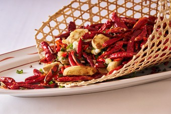 茄子とスパイスのコントラスト、辛さではなく香りを楽しんでいただきたい『茄子の唐揚げ 山椒 唐辛子風味』