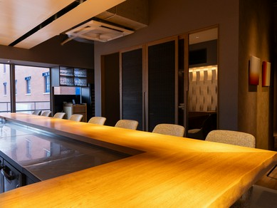 木の温かみに溢れる空間。オーク材の一枚板を使用したカウンター