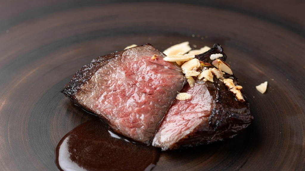 絶妙な火入れ技術。厳選された牛ハラミ肉を味わえるコース内の肉料理『牛ハラミ　赤ワイン　デュカ』