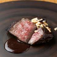選りすぐりの牛ハラミ肉とシェフ自慢のワインソースがたまらない一品です。ザクザクとした食感と豊かな香りが特徴のデュカがアクセント。コース内の一品のため、仕入れ状況で提供のない日もあります。