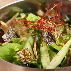 地元野菜の力強い新鮮さが楽しめる『瑞華サラダ』