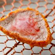 ヒレやロース、希少部位など、国産銘柄豚の多様な部位を最も適した揚げ方と趣向で仕上げ、巧みな緩急で提供。昼は4種ほど、夜は6種前後を一つのコースで満喫できます。尾崎牛や高級海鮮とのコラボコースも評判。