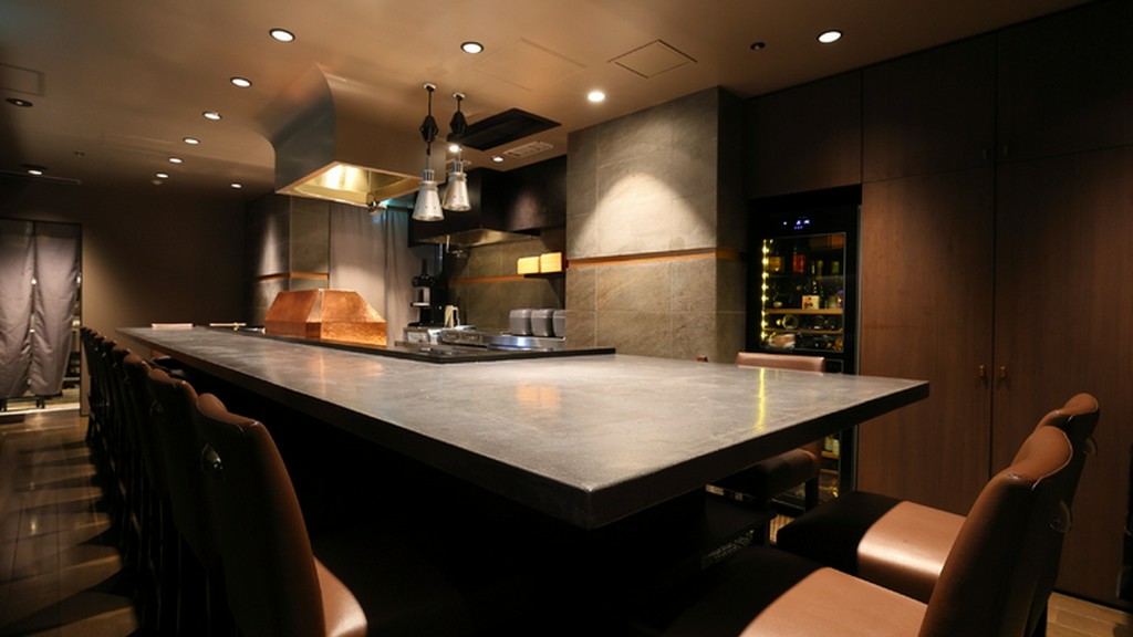 “とんかつ劇場”の祝祭感。食べる喜びに満ちる大人の隠れ家