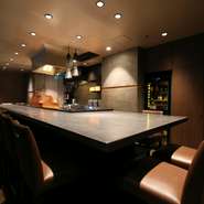 本店の【銀座かつかみ】に続き、2号店の【銀座かつかみ弍】も、「ミシュランガイド東京2026」でビブグルマンに選出。銀座の歴史と共に歩む名門ビルに佇む隠れ家空間で、その実力と美味にひたれます。