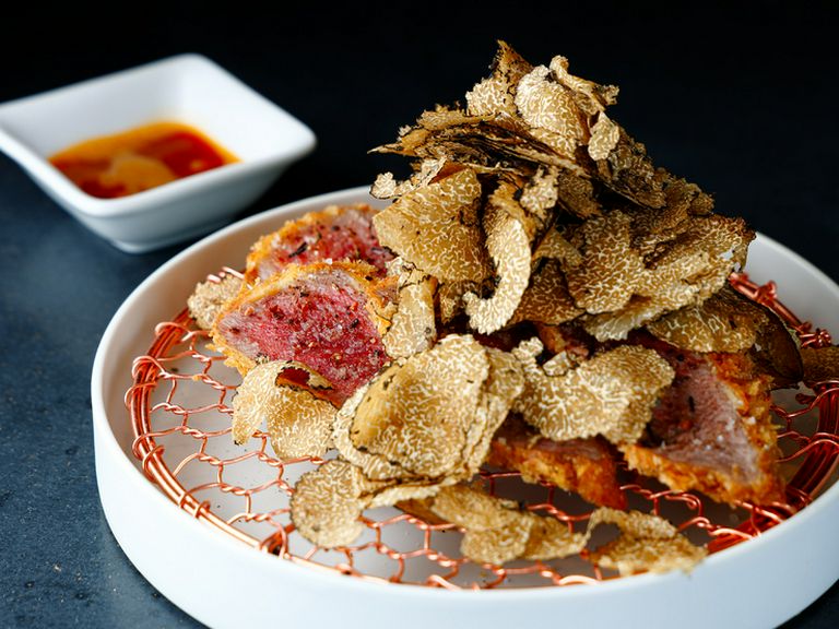 カウンター席での料理人のパフォーマンスとトークも大人気