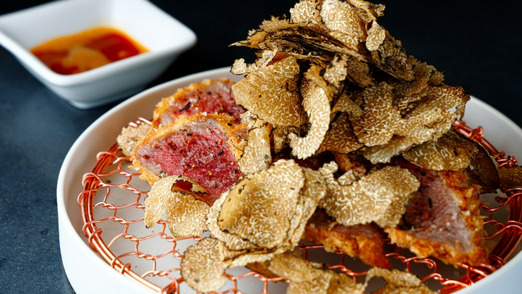 カウンター席での料理人のパフォーマンスとトークも大人気