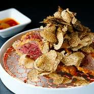 調理の臨場感と揚げたてのおいしさを届けるため、カウンター席にしぼり、料理人が食材や料理の話などの接客を担当。コース開幕から最後の皿まで、舞台の演目を愛でるような楽しさ！英語対応もOKです。