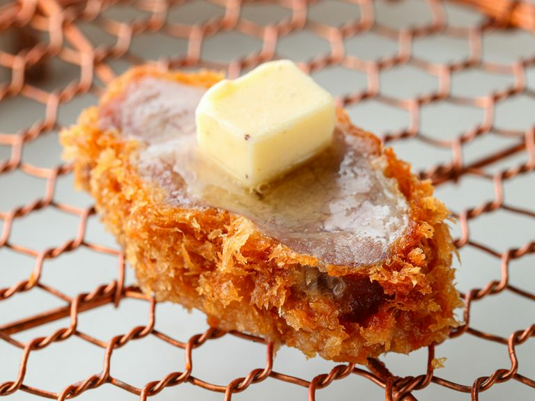 とんかつの香りと味わい、食感に深みを加えるワインが充実