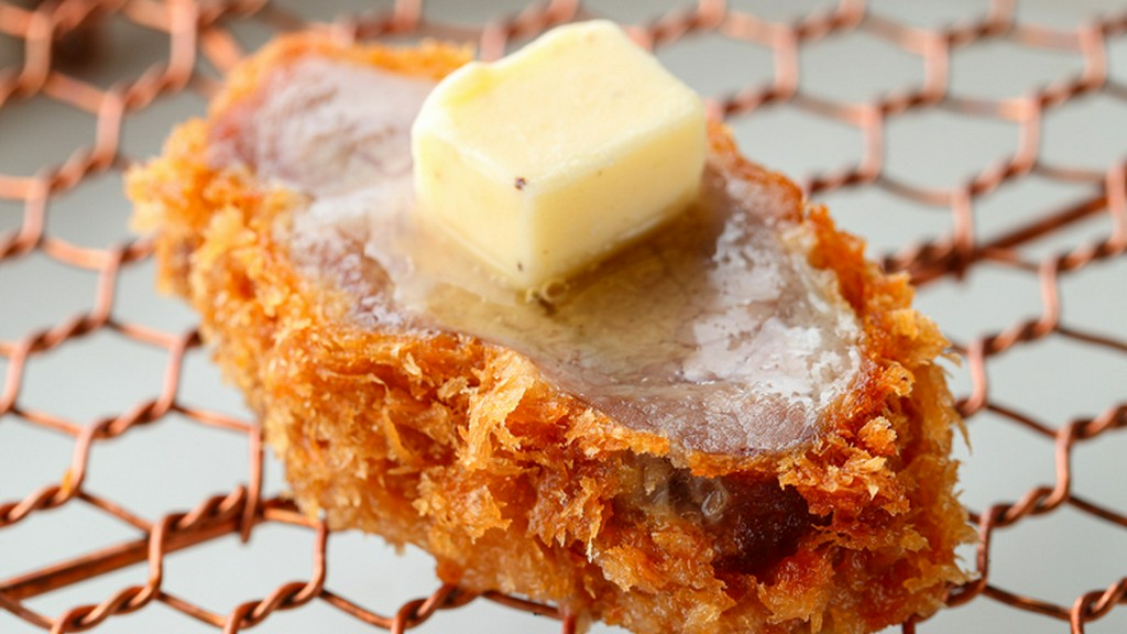 とんかつの香りと味わい、食感に深みを加えるワインが充実