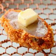 ディナータイムは、同店のソムリエがとんかつとワインのマリアージュをきめ細やかに提供。フランス産の泡・白・ロゼ・オレンジワインを中心に50種以上が揃い、カツ＆ワインの新たな愉しみに誘います。
