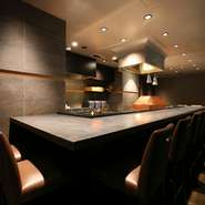 いつもとは違うデートにぴったりの店。とんかつをコースで供す新スタイルは、店名の如く“とんかつの神様が微笑む”ようなおいしさと楽しさ。海鮮や和牛も楽しめるスペシャルコースは、記念日ディナーに人気です。