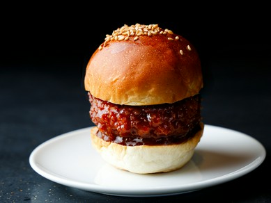 ロースの旨みと上品な脂が際立つ名作『メンチカツバーガー』