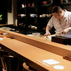 串を待つ一時も楽しみに変える、臨場感抜群のカウンター