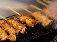 各コースは完全おまかせですが、追加オーダーできる串焼きもご用意しております。当日のメニューはお店にてご確認ください。