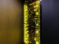 リーズナブルなものから、特別なワインまで取り揃えたワインは約60種。日本酒はおよそ30種、ウィスキー10種、焼酎10種と、焼鳥に合うお酒を和酒洋酒多数取り揃えています。詳細は来店時ご確認ください。