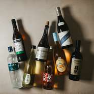 産地にとらわれず、ソムリエが厳選したワインが揃います。国内外の選りすぐりの銘柄に加え、季節に合わせたペアリングも充実。日本酒や焼酎、ノンアルコールまで幅広く用意され、味覚の世界が広がります。