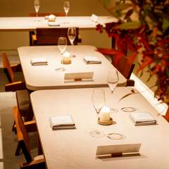 洞窟をイメージした店内で上質なひとときを