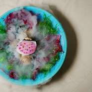 一番人気のコースです。旬の食材と対話を重ねながら生まれる料理は、フレンチやイタリアンの技法を取り入れつつ新しい解釈で再構築。伝統文化を尊重しながらも、現代的な感性で創造される独自の世界が広がります。