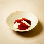 ランチ限定の、大地で生まれた野菜・果実・お花が生み出す “はじまり” の一皿からコースが始まります。
文化や季節を巡る旅のように、五感を通して、心躍る食体験をお届けいたします。
