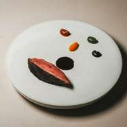 ビロードのように美しくしなやかな身質、
熟成が引き出す芳醇な香りと濃厚な旨み。
鰹節の旨みを重ねたサルミソースと深い余韻をお楽しみ下さい。
※仕入れ状況により神経締めあいち鴨に変更の場合がございます。