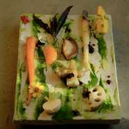 お昼の a e r u では、大地で生まれた野菜、果実、お花が生み出す季節の彩りや生産者との想いを繋ぎ表現します。
スペシャリテである縄文焼き、薪火で仕上げるメインディッシュもお楽しみいただける7皿仕立てです。