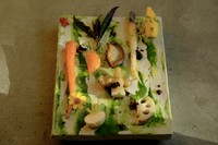 お昼の a e r u では、大地で生まれた野菜、果実、お花が生み出す季節の彩りや生産者との想いを繋ぎ表現します。
スペシャリテである縄文焼き、薪火で仕上げるメインディッシュもお楽しみいただける7皿仕立てです。