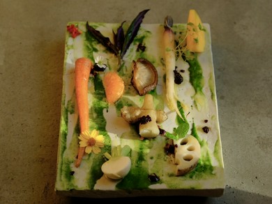 昼を華やかに彩る8皿仕立て『a e r u Lunch ［メインおまかせ］』