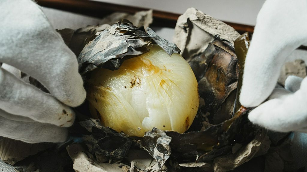 土器で包んで、じっくり焼き上げる　文化を超えた縄文焼き