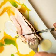 ディナータイムのメインディッシュ【おまかせ】より
ほろほろ鳥の薪焼き