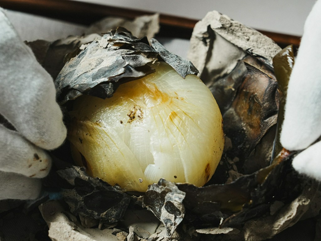 土器で包んで、じっくり焼き上げる　文化を超えた縄文焼き