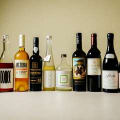 和洋を問わず、世界中から厳選した多様なお酒が料理と響き合う