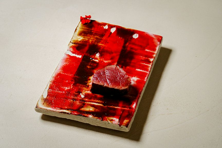 薪火を使用し卓越した技術で焼き上げ、肉汁を閉じ込める