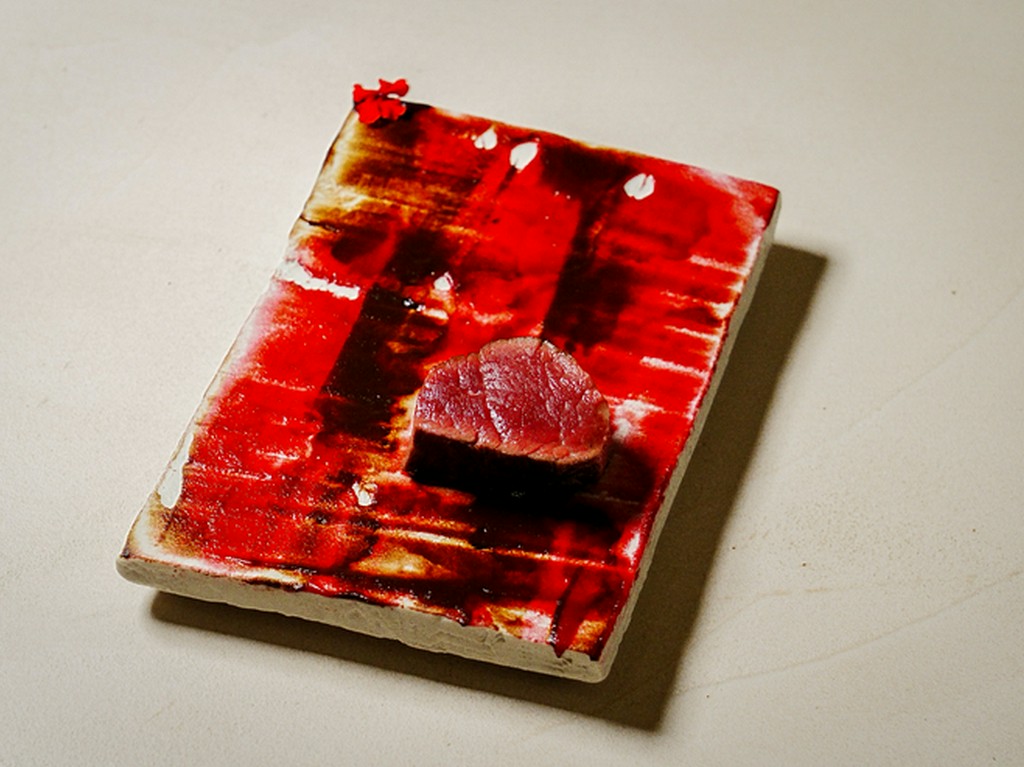 薪火を使用し卓越した技術で焼き上げ、肉汁を閉じ込める