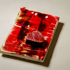 薪火を使用し卓越した技術で焼き上げ、肉汁を閉じ込める