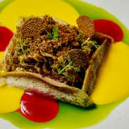 ６つの味覚の要素を合わせつつも全てがバランスよく調和し、五感で楽しむ一皿。