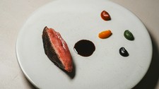 【恵鴨】愛のある生産者が育む滋味深き恵みを店内で熟成。薪焼きにて素材を最大限に引き出します。