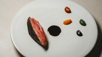【恵鴨】愛のある生産者が育む滋味深き恵みを店内で熟成。薪焼きにて素材を最大限に引き出します。
