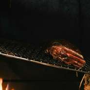 薪で丁寧に火を入れた肉は、表面に香ばしい焼き目がつき、中からは肉汁がじんわりあふれます。薪ならではの香りと旨みが口内に広がり、他の熱源を用いた調理では味わえない豊かな一皿です。