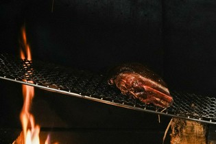 香り豊かに焼き上げる肉料理。香ばしさが食欲を誘う『薪焼き』