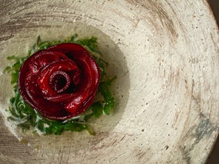 全国各地から届く厳選の旬野菜。素材の個性を活かす技