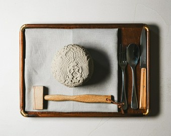 土器で包んで、じっくり焼き上げる。文化を超えた『縄文焼き』