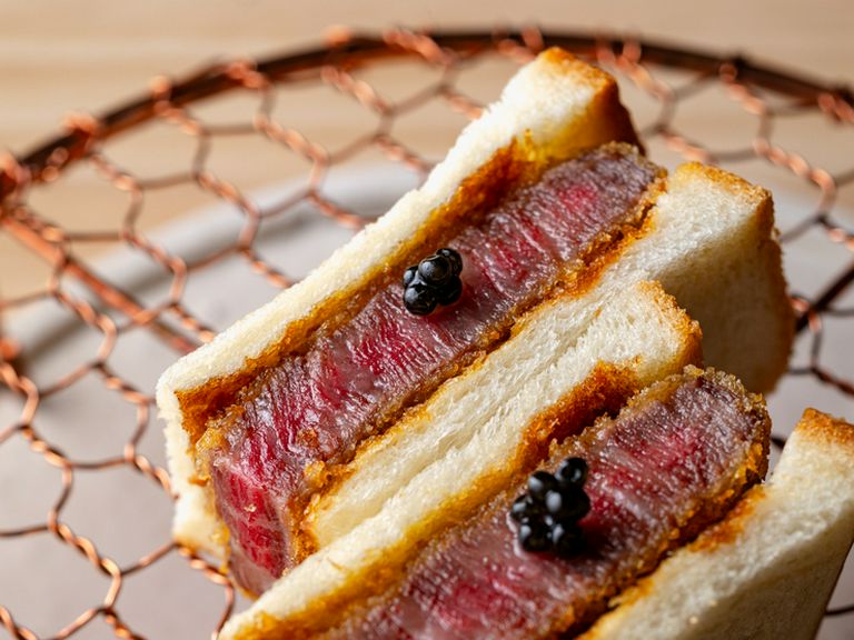 和牛のジューシーさとパンの香りが奏でる極上の調和『和牛ヒレのカツサンド』