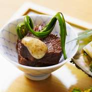 全国から厳選した旬の食材を使用した、こだわりの2コースが提供されています。“神のタン”や“神のハラミ”、神戸牛など希少な素材を贅沢に使用。調理法による味わいの違いも楽しめる特別懐石を堪能しましょう。