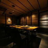 高級感漂う店内は、接待や記念日、大切な会食に最適です。VIPルームでは料理人が目の前で仕上げるライブ感ある演出も魅力。海外からのゲストにも、日本ならではの和食文化を堪能してもらえます。