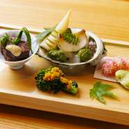 旬の野菜や魚介、肉類を一皿に美しく盛り込んだ、和食の魅力を象徴する一品。季節感を大切にしながら、器選びにもこだわり、目でも楽しめる“和の美”が表現されています。