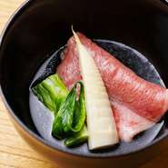 牛リブロースを贅沢に使用し、かつおだしに加え、季節ごとのカニやスッポンなど魚介の旨みを重ねた、奥深い味わい。野菜の甘みと肉のコクが調和し、和食ならではの繊細な技と素材へのこだわりを感じられる逸品です。
