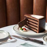 デザートの目玉は、NY本店でも“名物”として愛される超特大チョコレートケーキ。直径36cm、高さ15cmという圧倒的なスケールで何層にも重なる濃厚なケーキは、リッチでクラシックなアメリカンスタイルを象徴する一皿