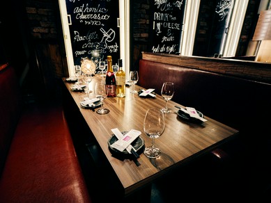 間接照明の温もりを基調とした個室